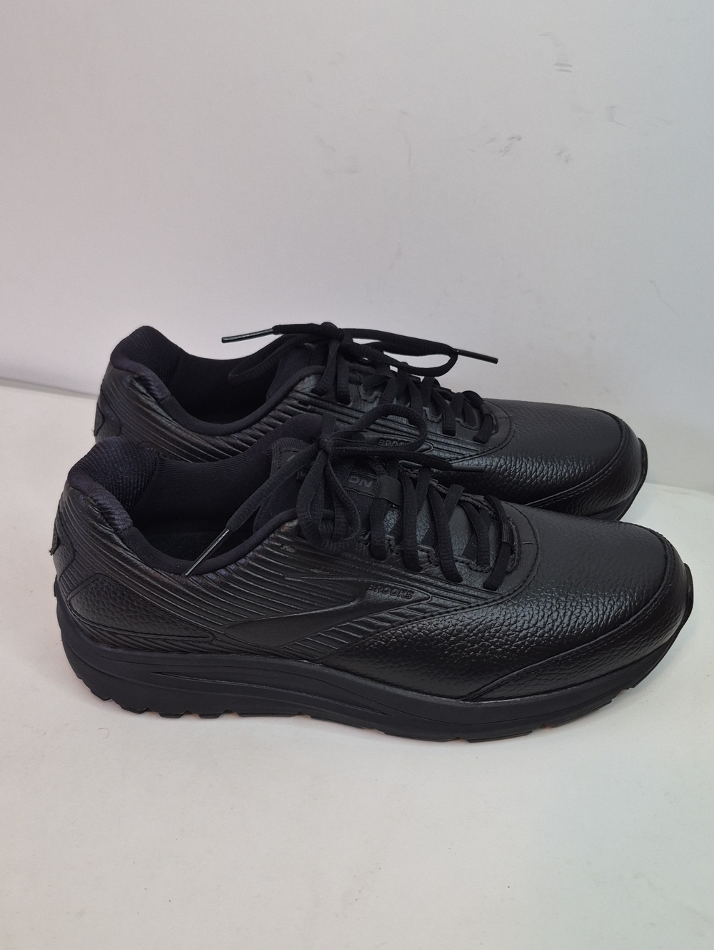 Brooks Men's All-Black Athletic Walking Shoes Size 9.5